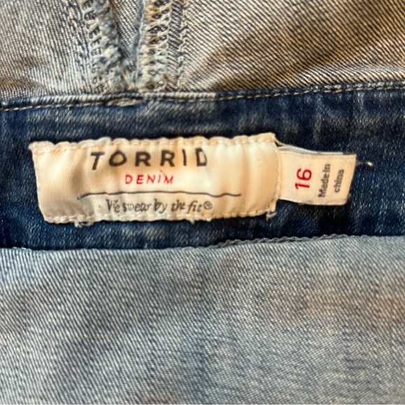 Torrid Stretch Denim
Jean Short Overalls. Distressed Cuffed Hem. Size 16 - Picture 7 of 9